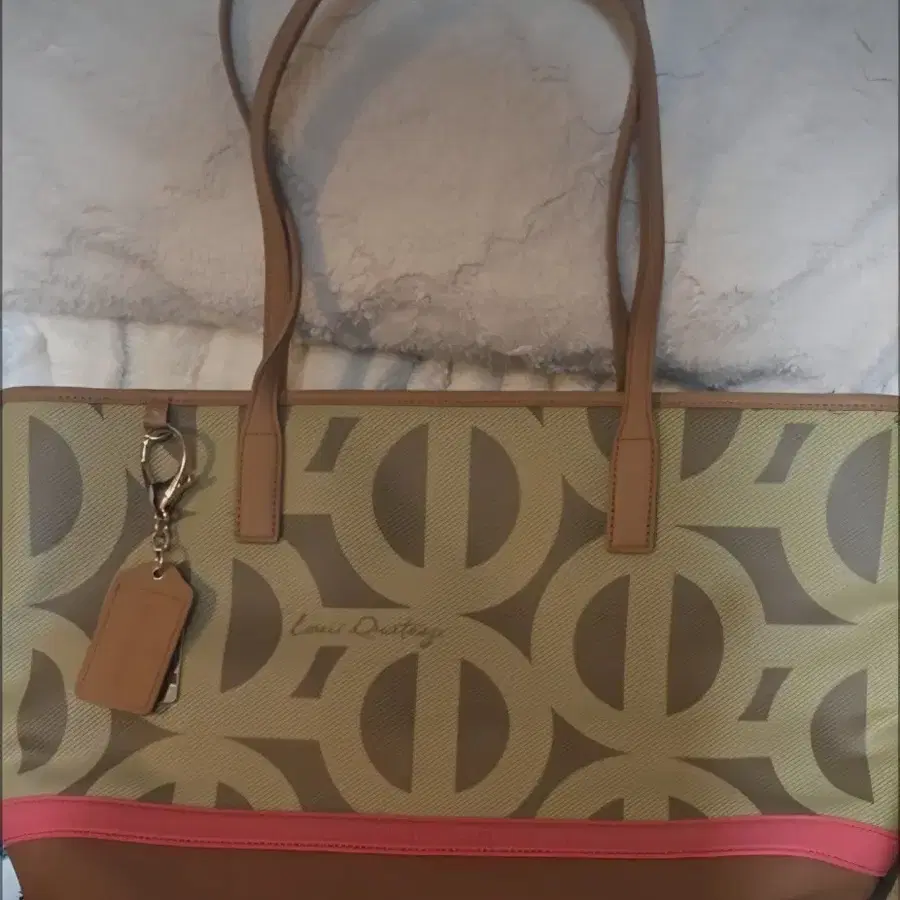 루이까또즈(Louis Quatorze) 시그니처 모노그램 자카드 숄더백/쇼퍼백입니다 상태최상급