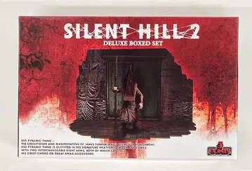MEZCO DELUXE BOXED SET 5 POINTS (RED PYRAMID THING/BOBBLE HEAD NURSE)