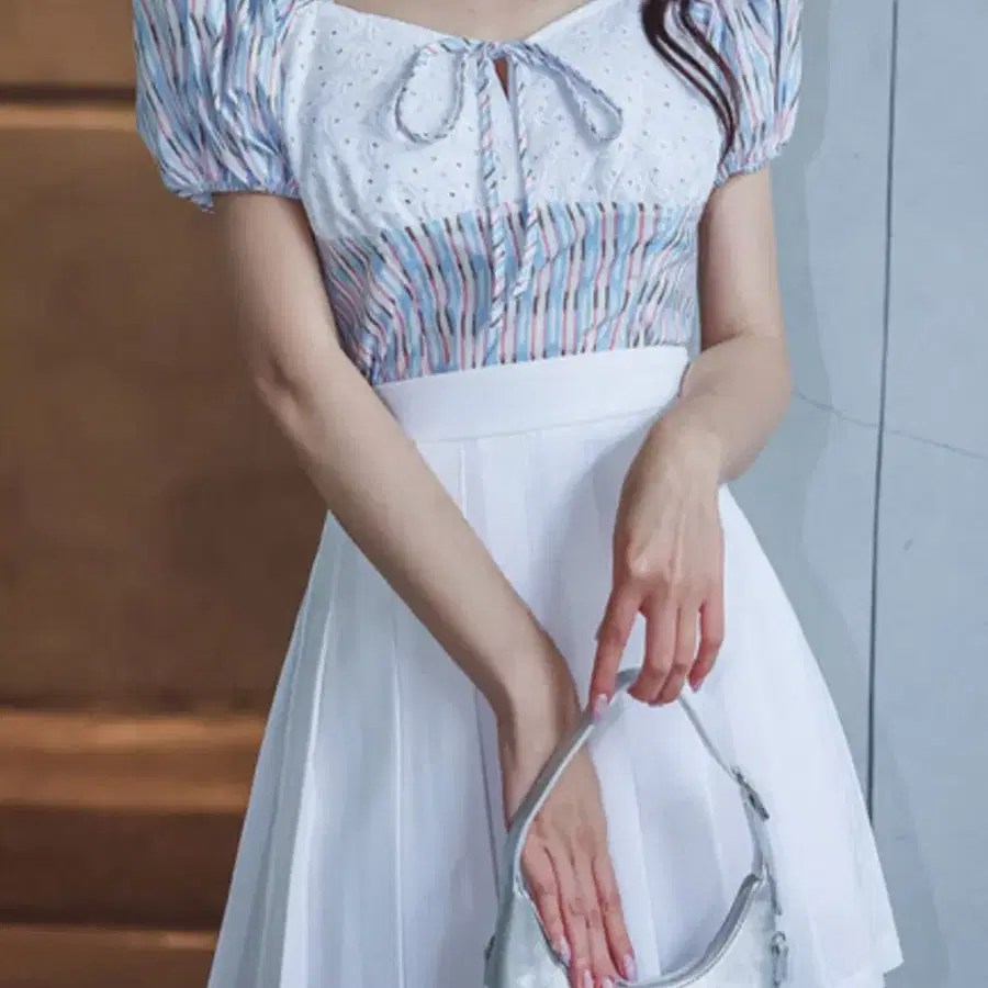 스트랩 퍼프 소매 블라우스