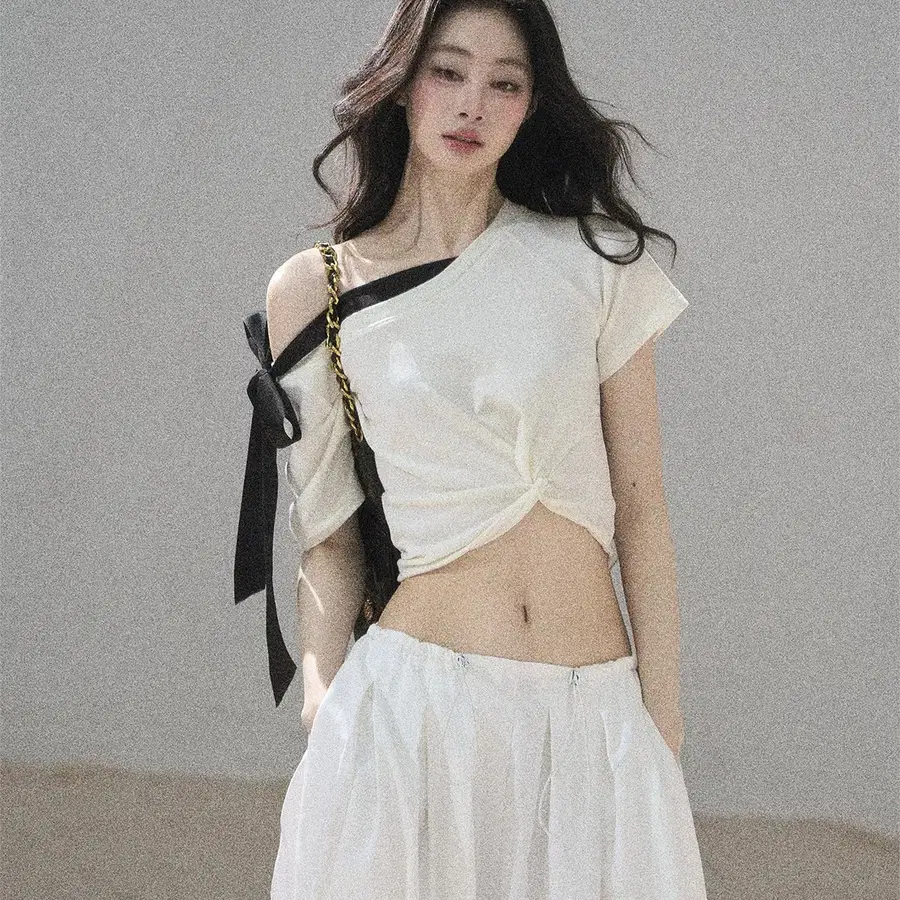 SHAOYEYAN 샤오예얀 원숄더 매듭 리본 슬림 크롭 화이트 반팔티