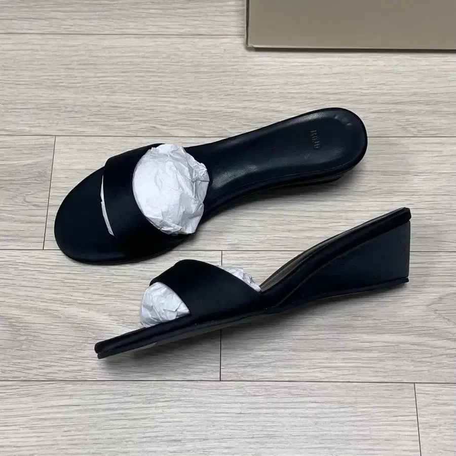 [새상품] 240 5cm 블랙 실크 새틴 라운드토 웨지굽 뮬 힐 슬리퍼힐