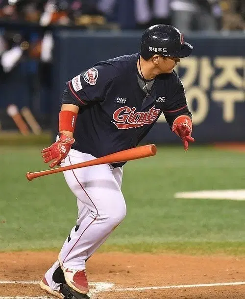 이대호 실착유니폼 구합니다.