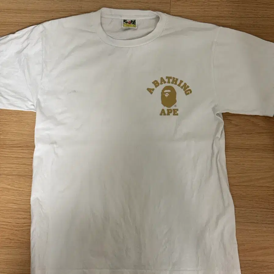 베이프(BAPE) 반팔 티셔츠 화이트 (Apes Together Strong 카모 로고)