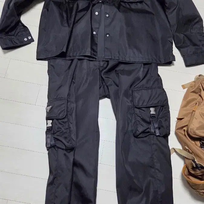 프라다 시그니쳐 대표상품! 리나일론 포켓셔츠(2XL)+팬츠(52) 세트
