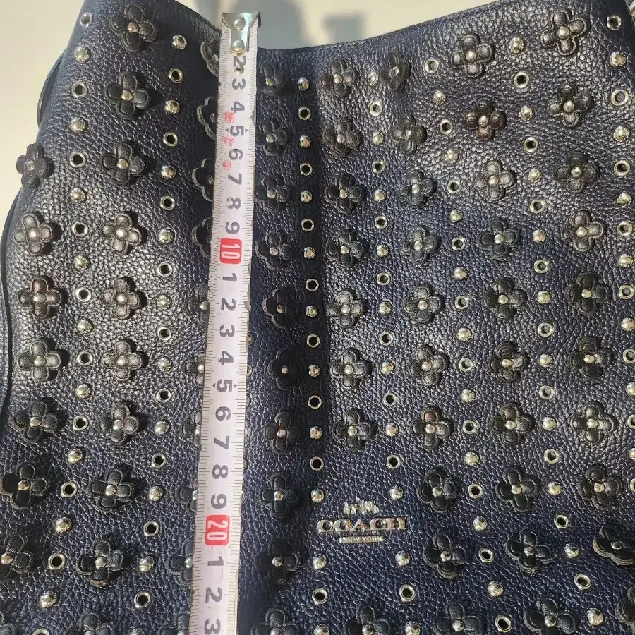 코치 플라워 장식 숄더백 네이비