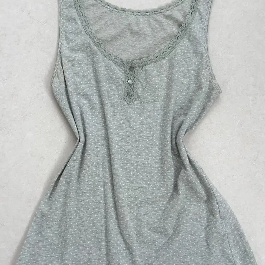 도트 레이스 버튼 디테일 그레이 나시 dot sleeveless