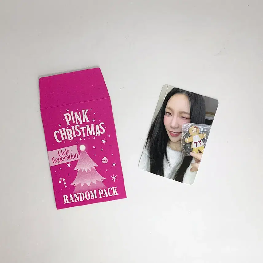 少女時代 テヨン 2023ピンククリスマスフォトカードポカ1ガールズジェネレーションTAEYEON 2023 PINK CHRISTMAS PHOTOCARD 1