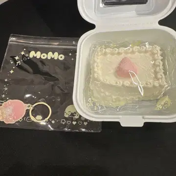 MoMo 딸기 숏 케이크형 스퀴즈 완구