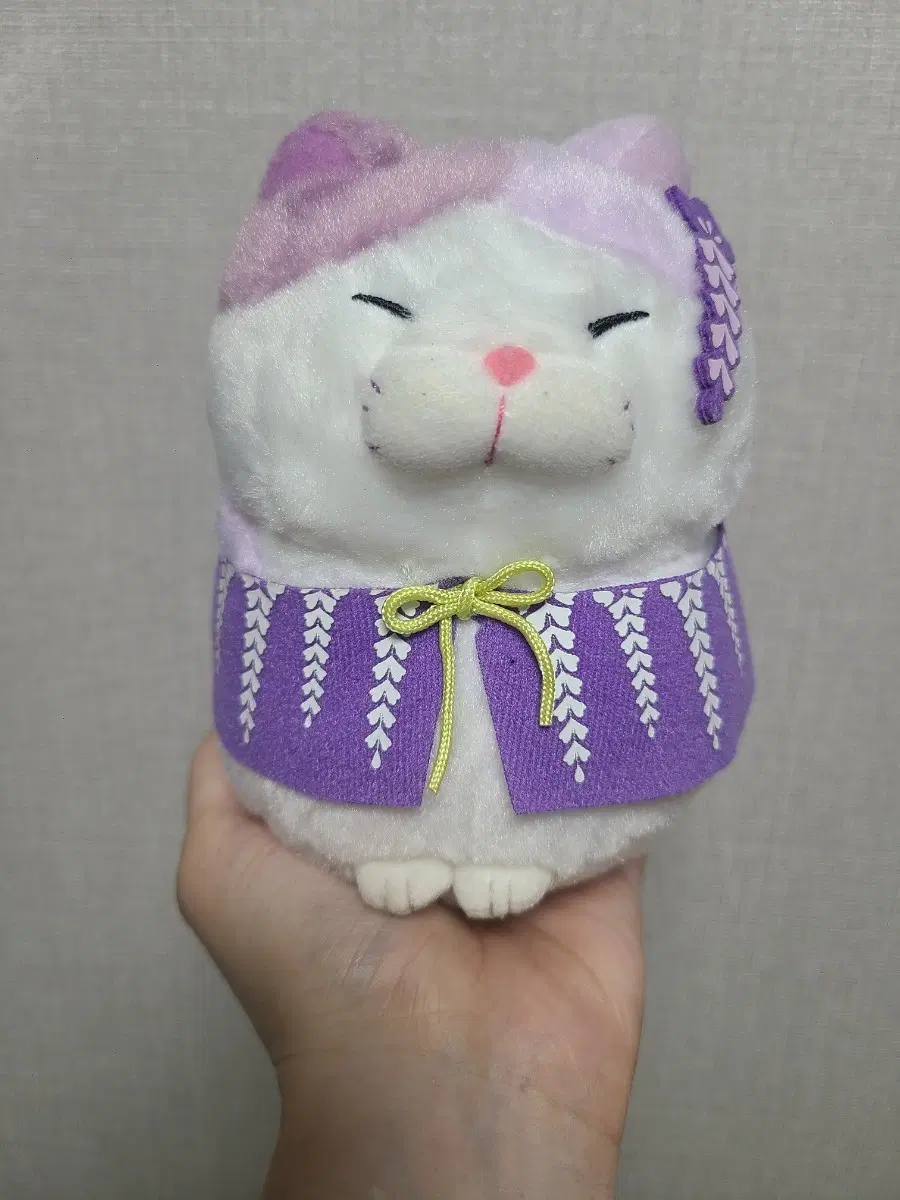 빈티지 고양이 인형(보라색 등나무 케이프 착장) 팝니다.
