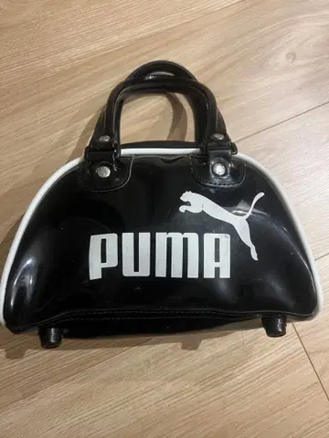 PUMA 에나멜 핸드백 블랙