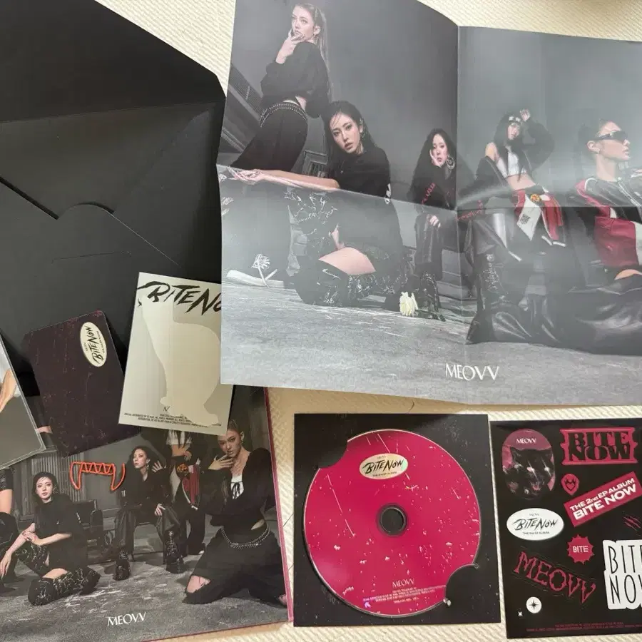 MEOVV Bite Now 포토북 버전 판매