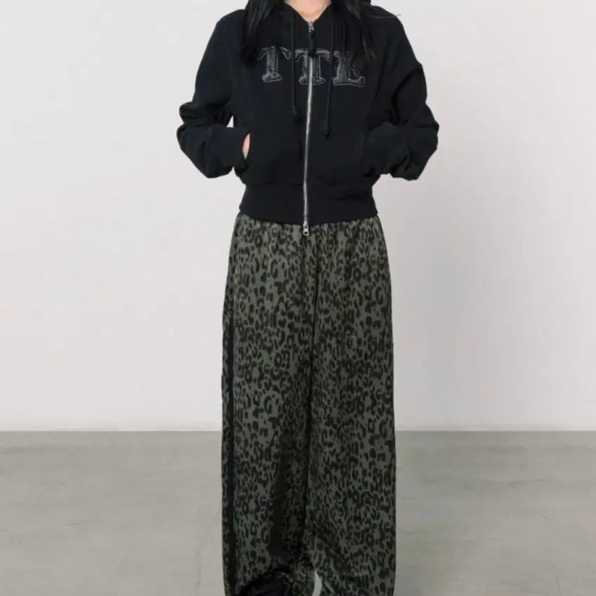 쓰리투에이티 LEOPARD TASSEL PANTS GREEN