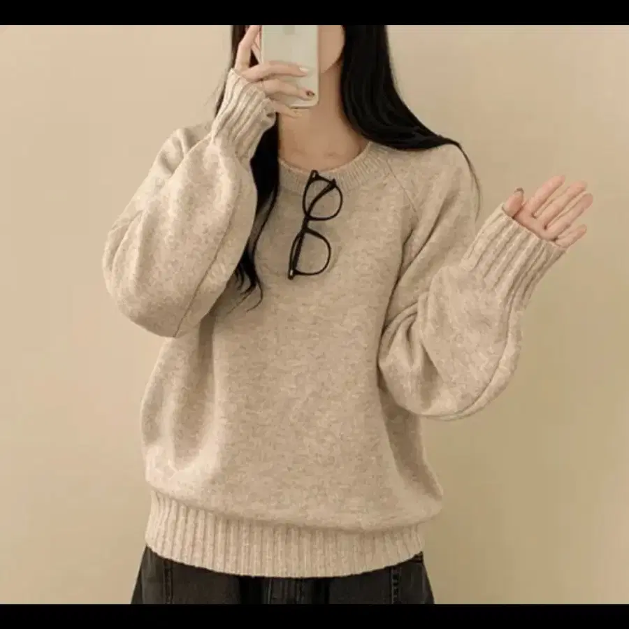 베이지색 라운두넥 니트