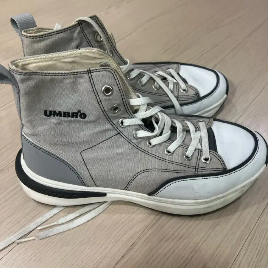 엄브로 운동화