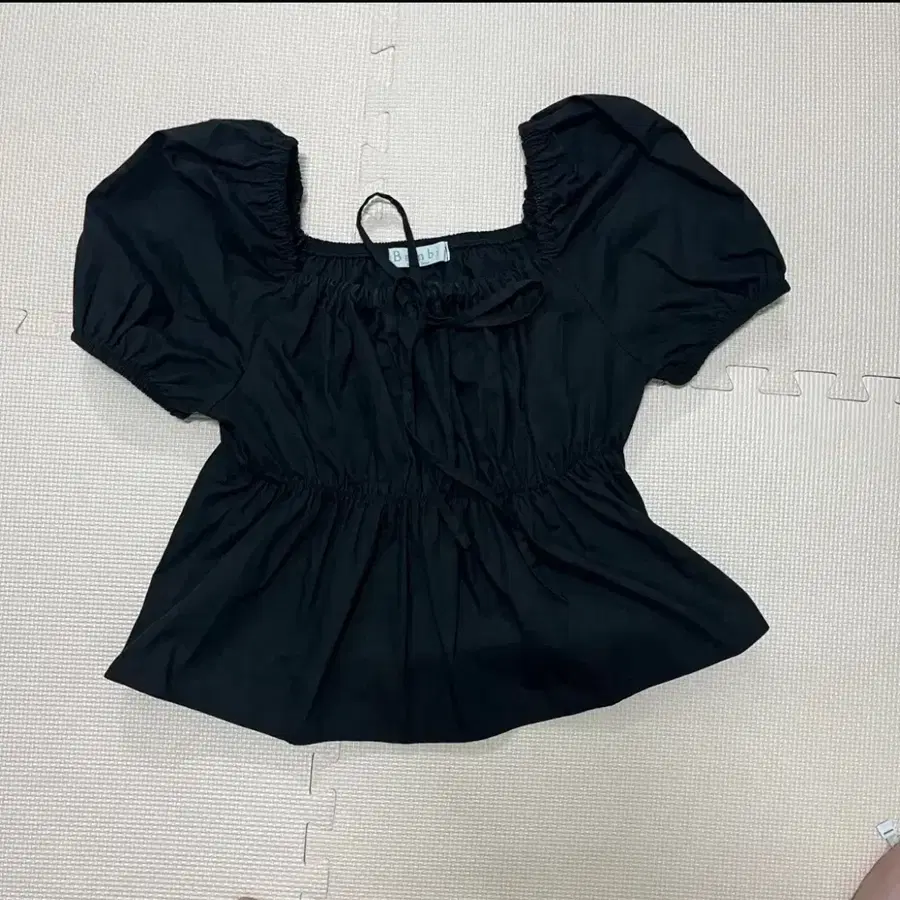 블랙 퍼프 소매 스퀘어넥 블라우스