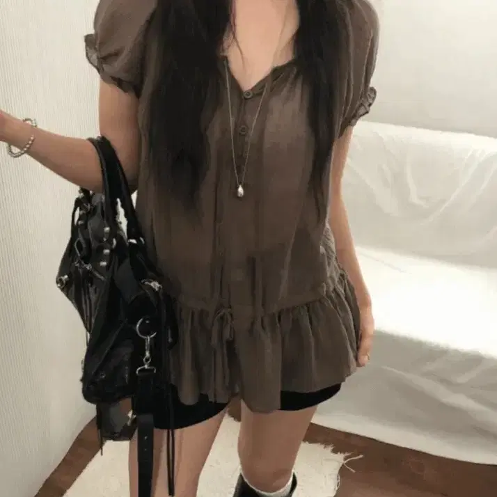 브라운 블라우스