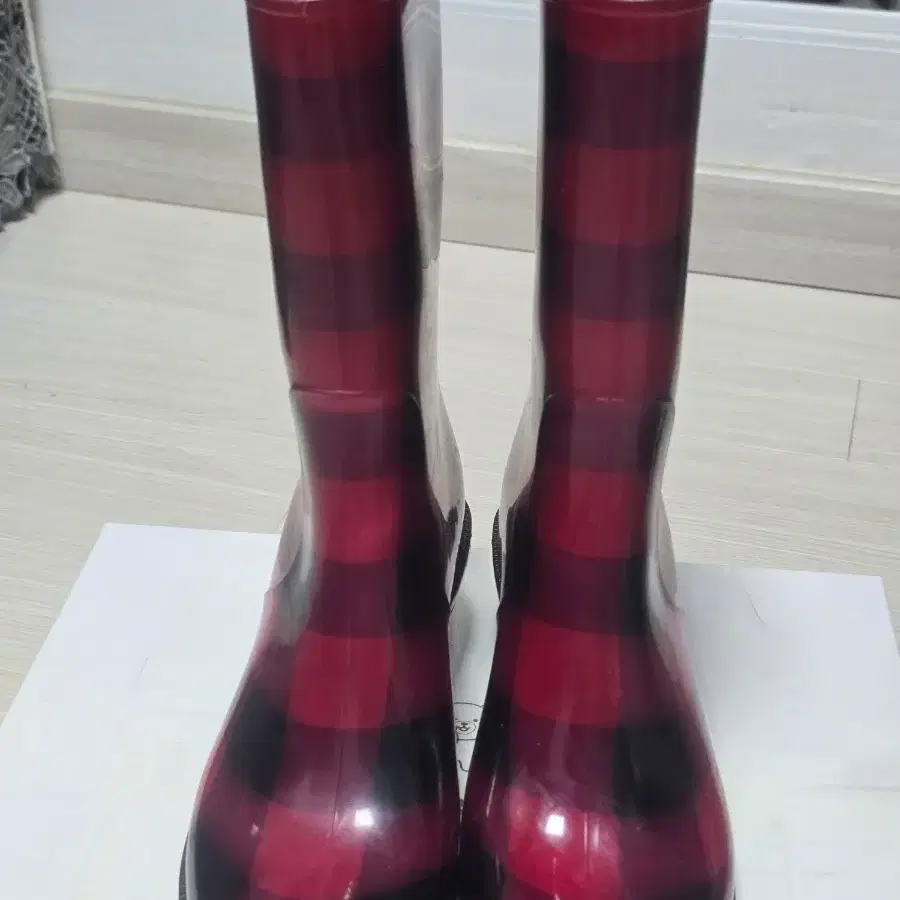 체크무늬 장화 빨강 검정