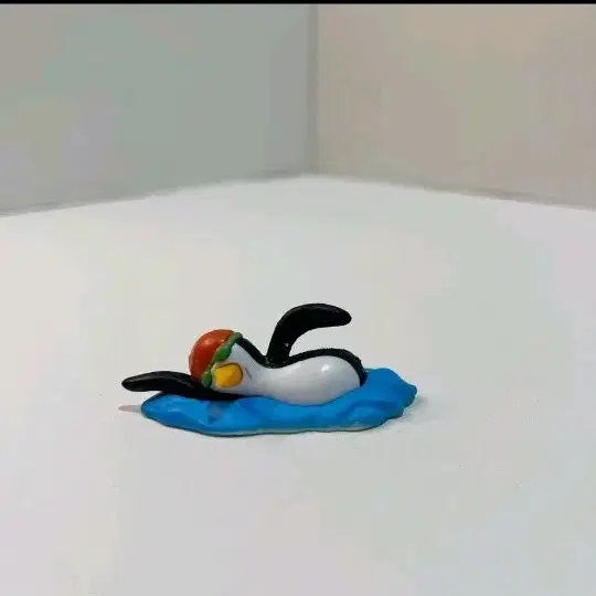 펭귄 피규어 수영선수