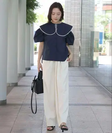 도노반 폼폼 칼라 블라우스 네이비