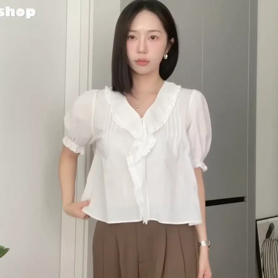 피키피키샵 러플 셔링 크롭 블라우스