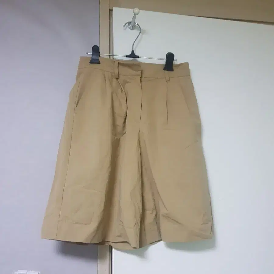 깔끔한 디자인의 미쏘 베이지 핀턱 반바지예요사이즈는 26이며, 면 소재로 편안하게 착용 가능해요사진에서 보이는 것처럼 상태 좋아요데일리룩으로 활용하기 좋은 아이템이랍니다