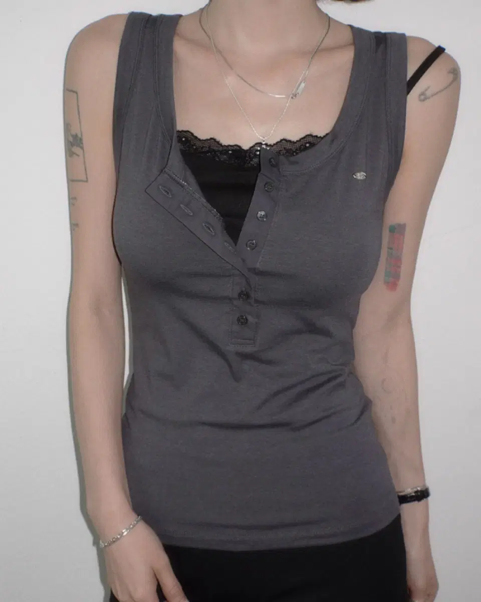 새상품) Basic Top Placket Tank-챠콜