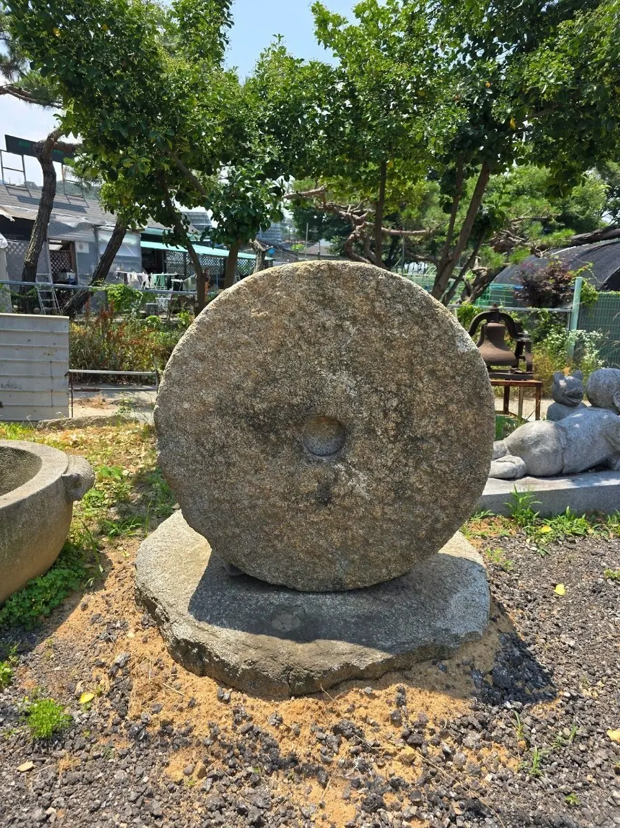 옛날 연자방아 한쌍