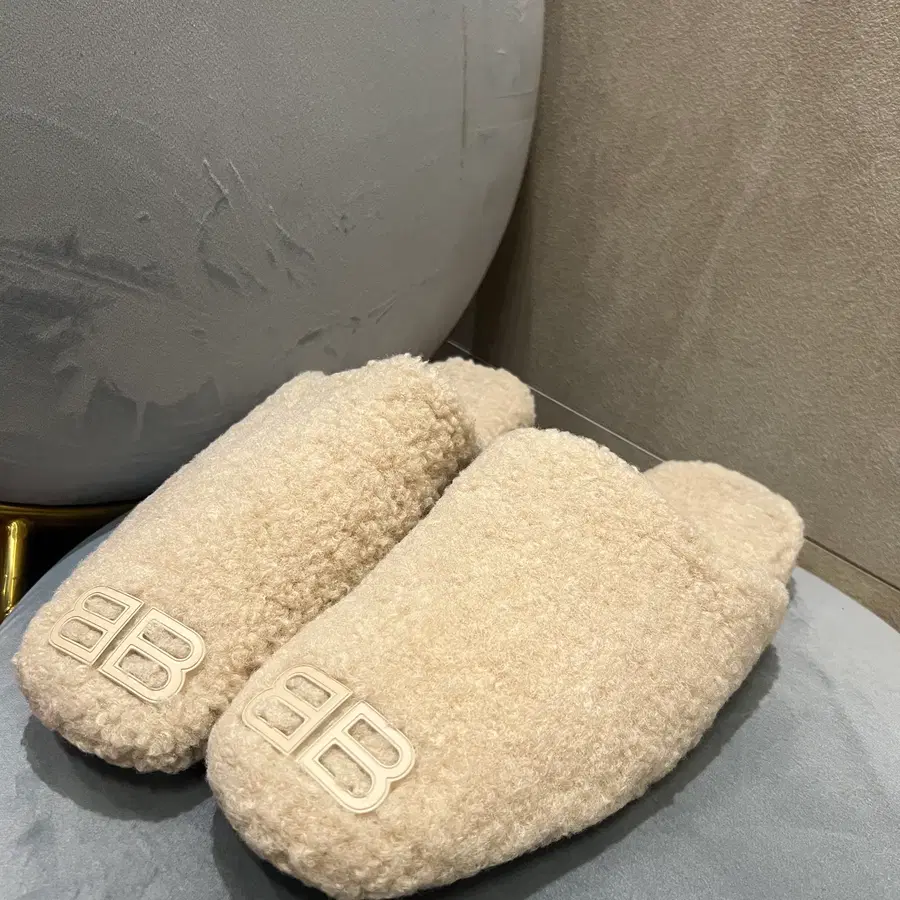 발렌시아가 BB시어링 코지 뮬 샌들 슬리퍼 베이지 42(270)