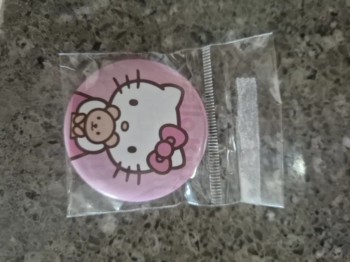 헬로키티 뱃지 핑크
