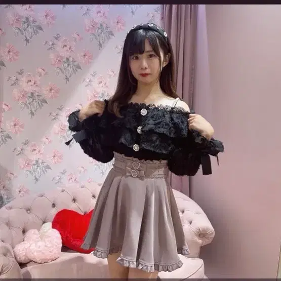 로지타 진주 어깨끈 오프숄더 페더 블라우스