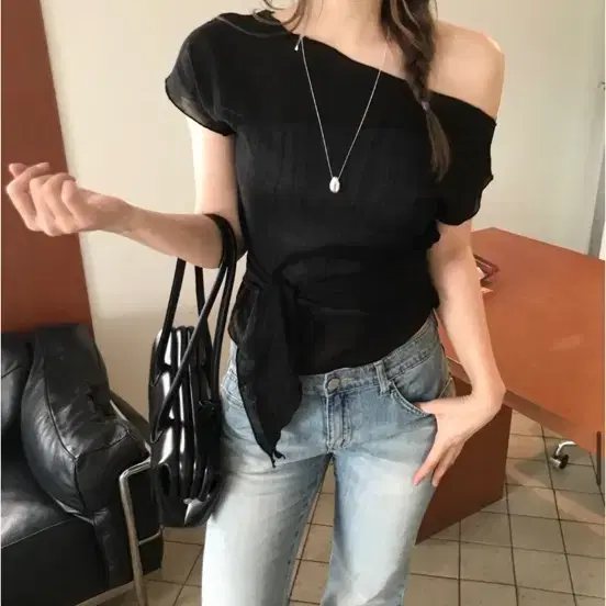 오프숄더 블라우스