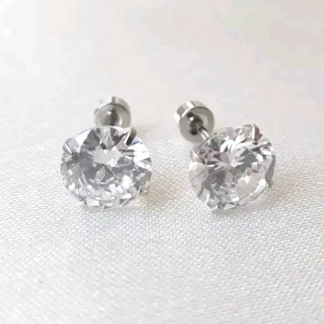 [새상품]6mm 큐빅 스크류 귀걸이 피어싱