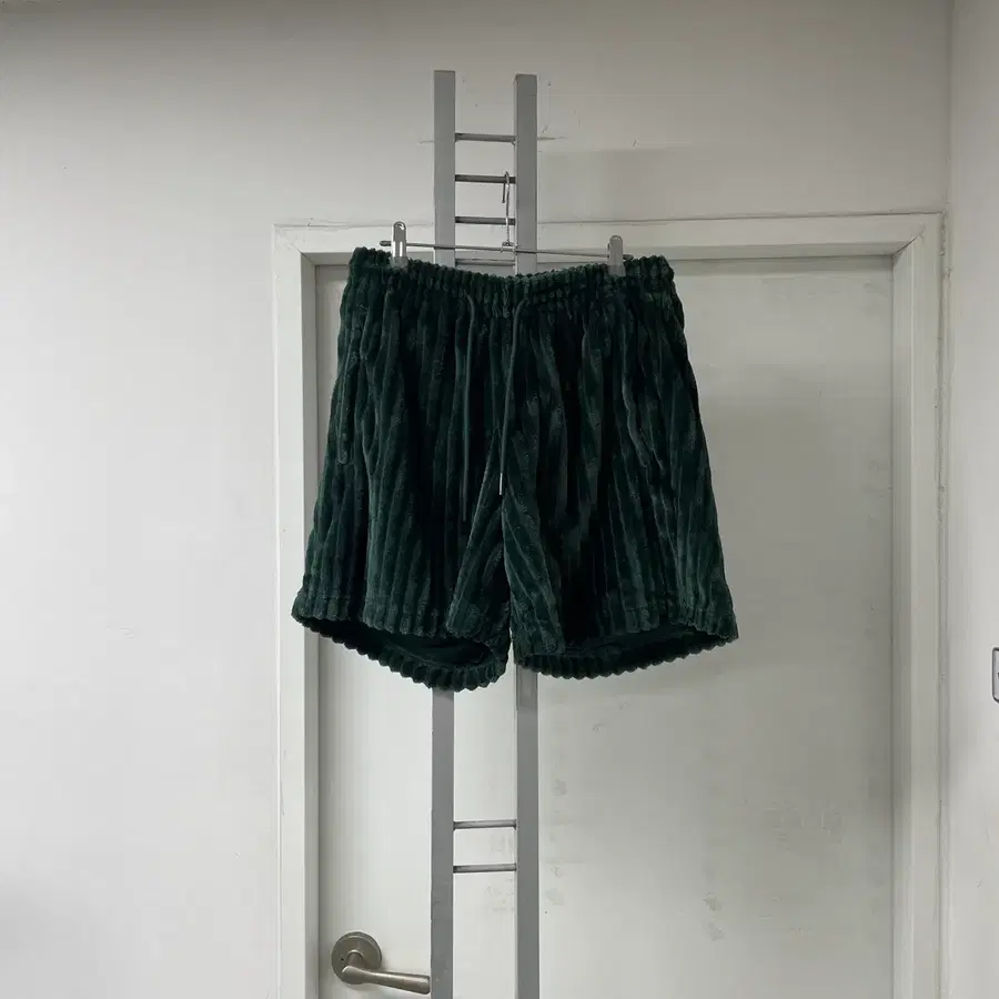 아디다스 퍼 반바지 M