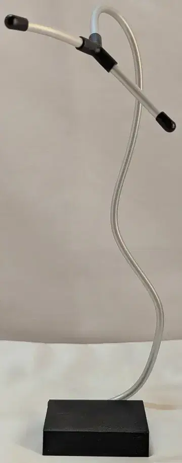 보이지 않는 인형 스탠드 리베르테아