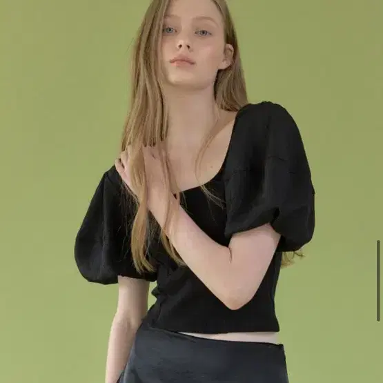 헤더먼트 french puff top black