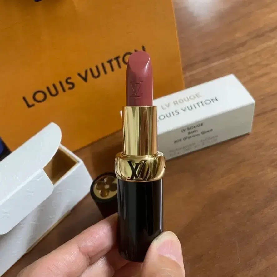 루이비통 LV 루즈 새틴 립스틱 202 글로리어스 퀘스트