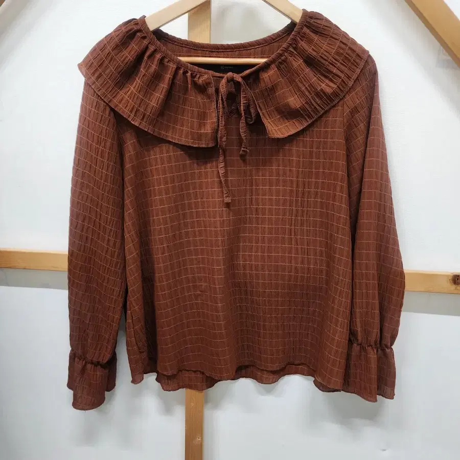 브라운 체크 프릴 블라우스