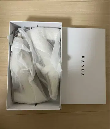 RANDA 퀼팅 버클 힐 로퍼 베이지 M 사이즈
