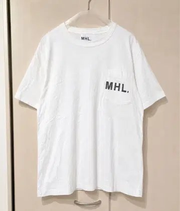 [ MHL. ] 로고 프린트 포켓 티셔츠 화이트