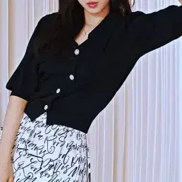 JJ지고트 네이비 메탈사 칼라 펀칭 크롭 가디건 폴1355