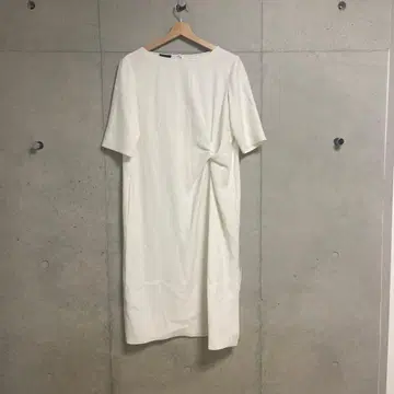 화이트 반팔 무릎 기장 원피스