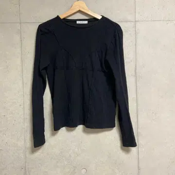 블랙 긴팔 티셔츠 절개 디자인