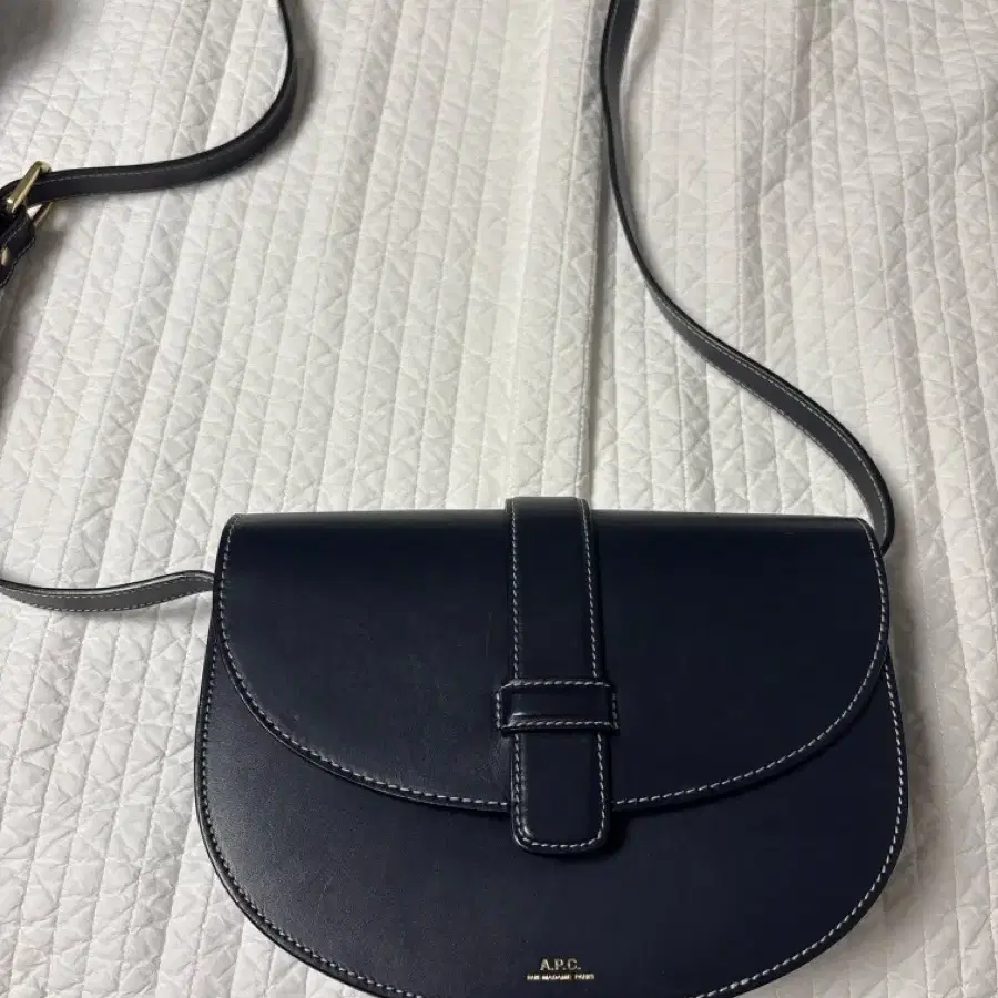 A.P.C. 아페쎄 베티백 네이비