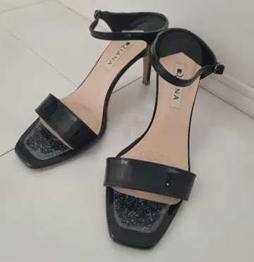 DIANA 에나멜 샌들