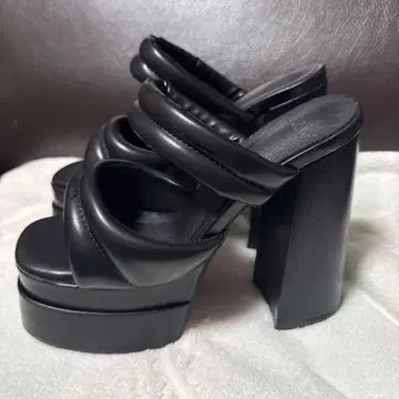 미사용 새상품 통굽 샌들 블랙 GRL