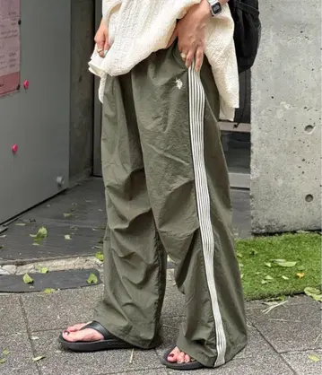 사이드 라인 나일론 턱 팬츠 카키