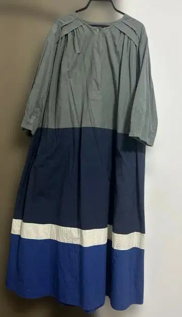 아두이트리스테스 로와지르 배색 절개 롱 원피스 긴팔