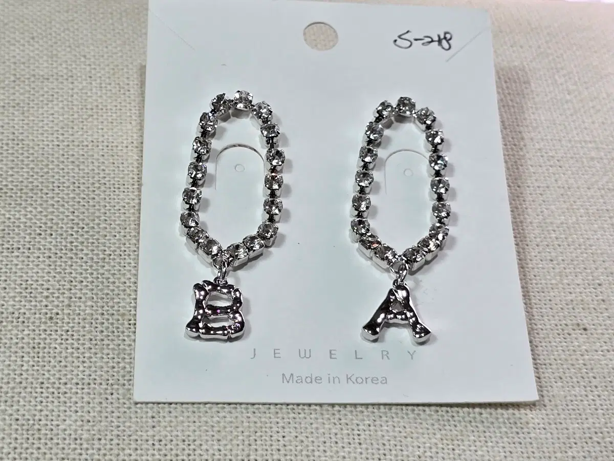 큐빅 영문자 B/A 귀걸이 925은침