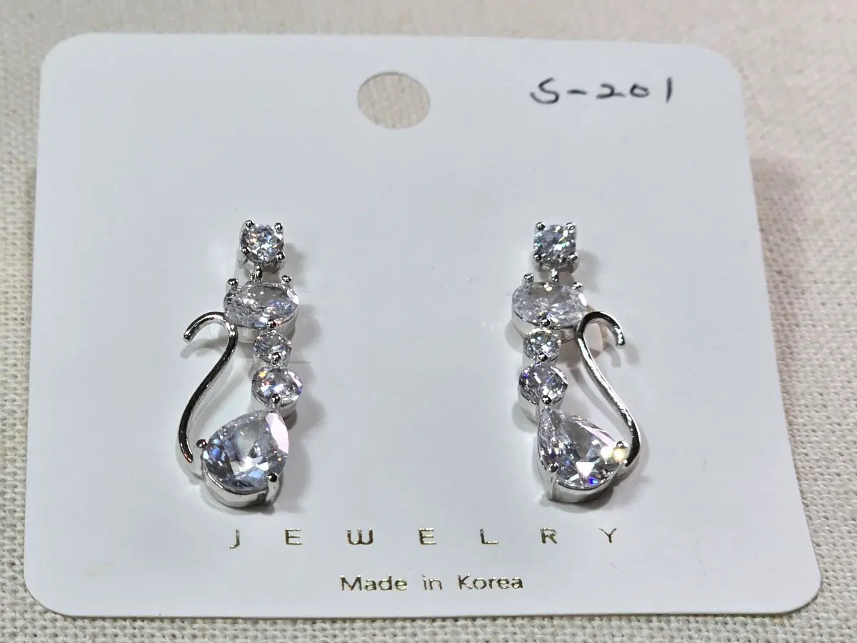 큐빅 고양이 귀걸이 S-201