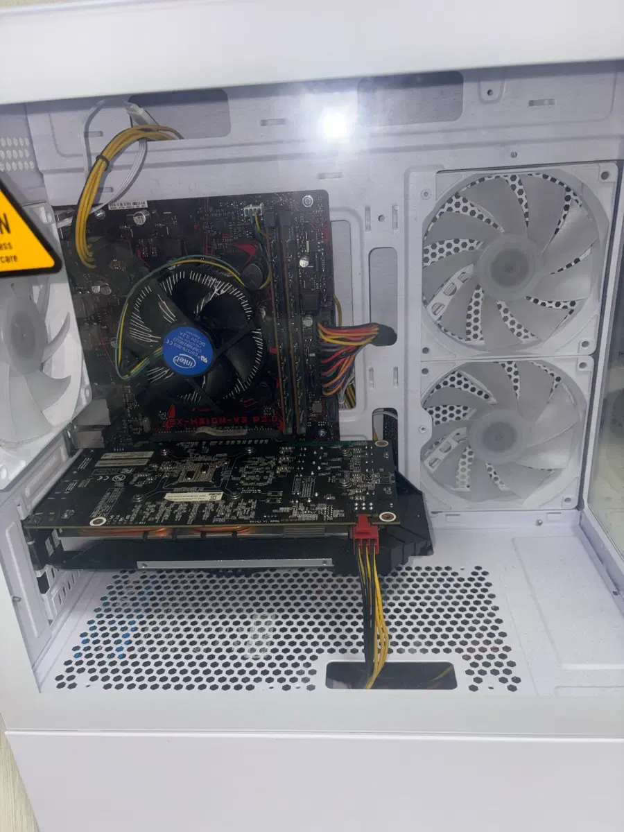 화이트 게이밍 컴퓨터 본체 (i5-9400F, GTX 1060)